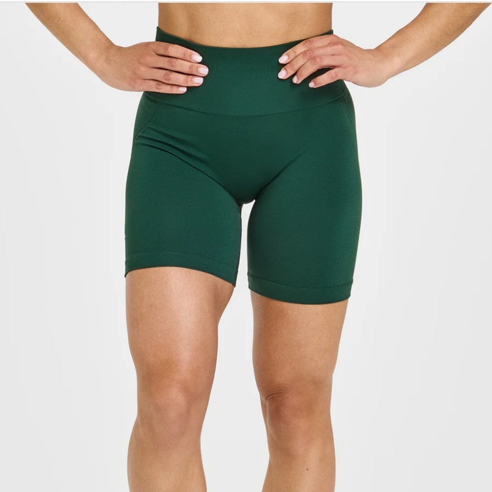 EFFORTLESS SEAMLESS SHORTS WITH WHITE LOGO
